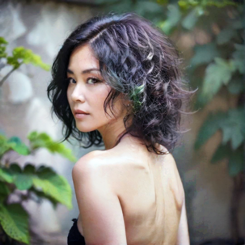 Maïa, 50 ans, asiatique charmante, cherche libertin(e) pour soirées torrides et complices !